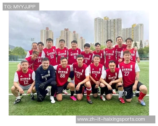 足球场上的足球队团结拼搏展现青春活力与团队精神的精彩瞬间